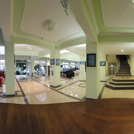 私日恩别墅酒店 *